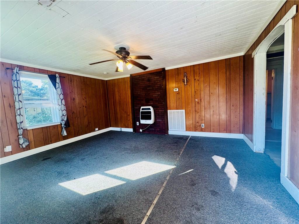Image 3: LIVING ROOM