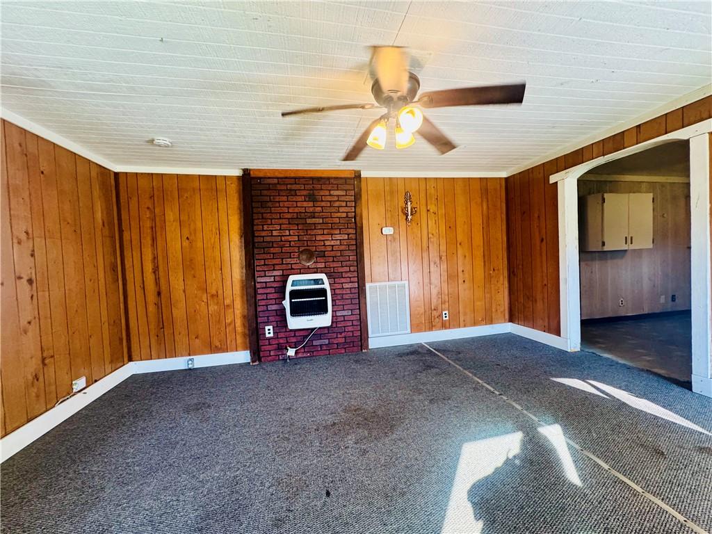 Image 4: LIVING ROOM