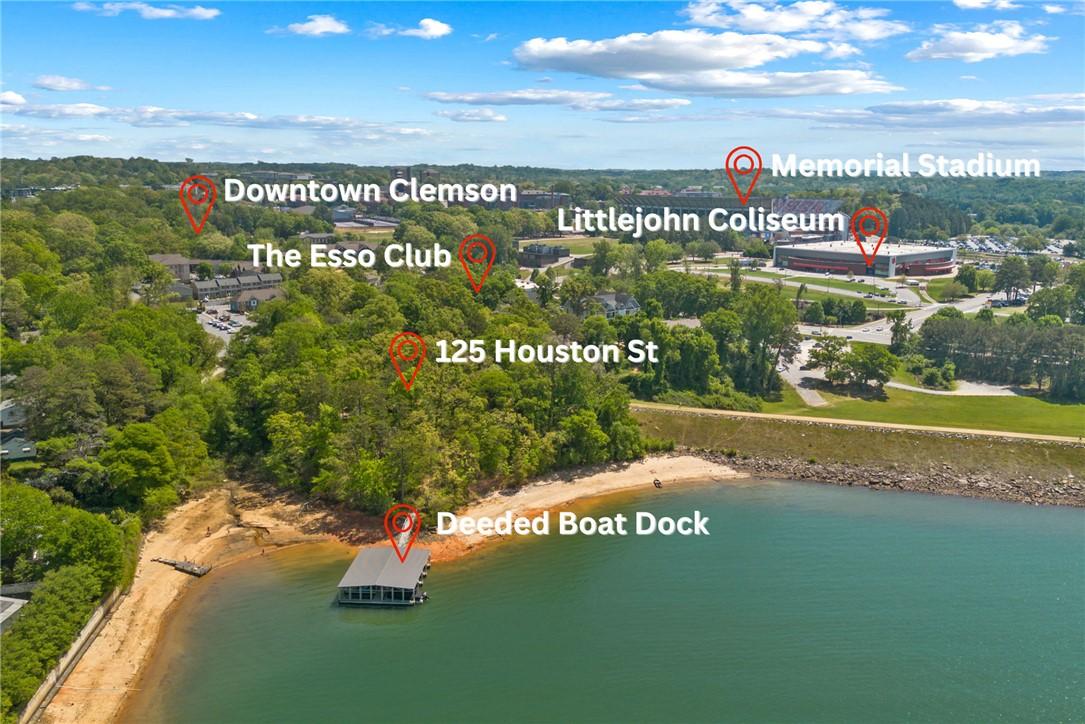 Image 4: An aerial perspective reveals convenient proximity