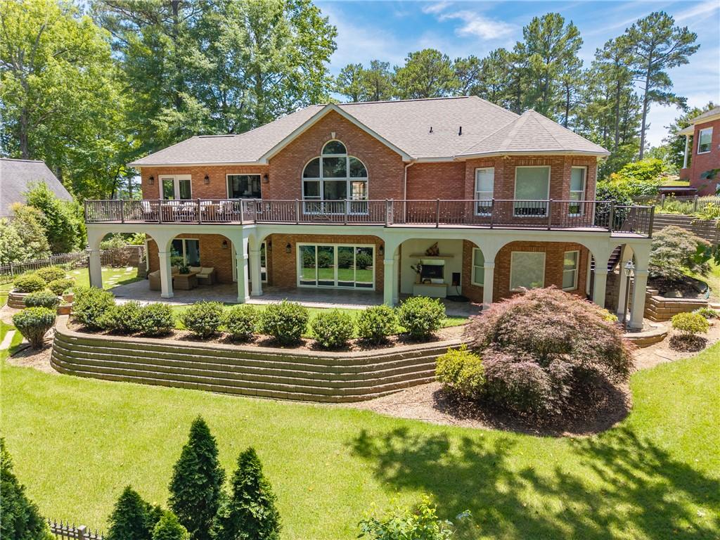 Image 1: Beautifully landscaped, gentle walk to lake