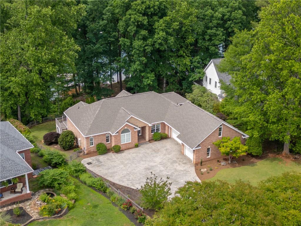 Image 3: Paver drive, three car garage