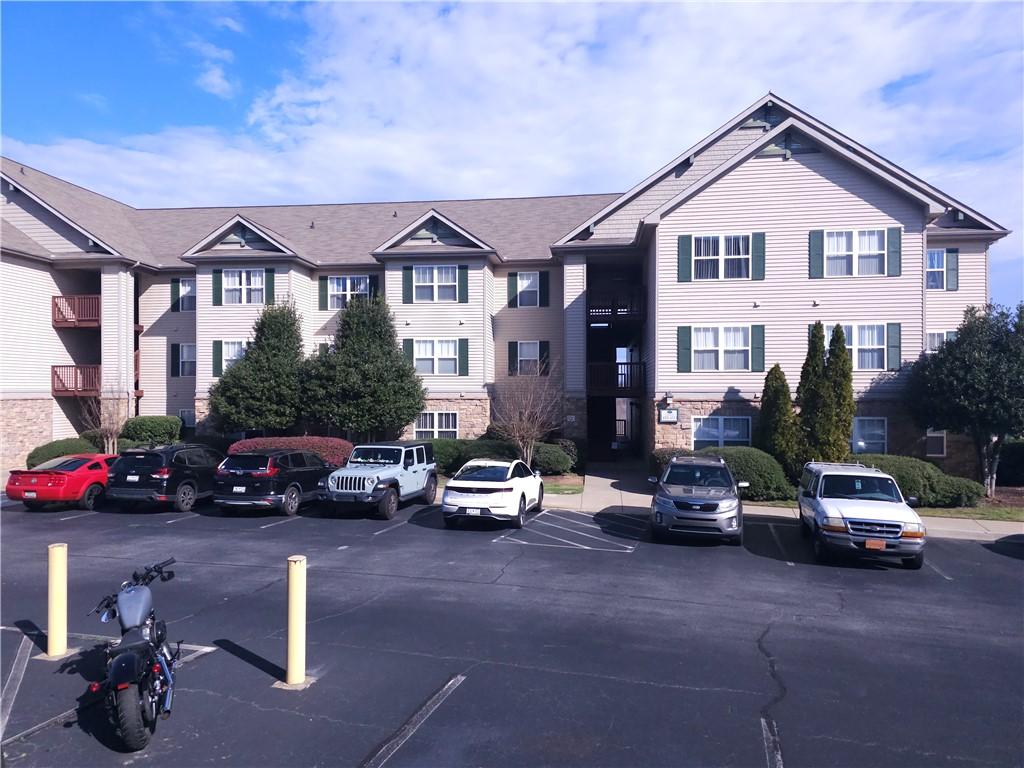 Image 1: This multi-story residential building offers comfo