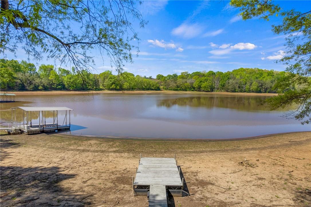 Image 4: This tranquil waterfront retreat offers serene lak