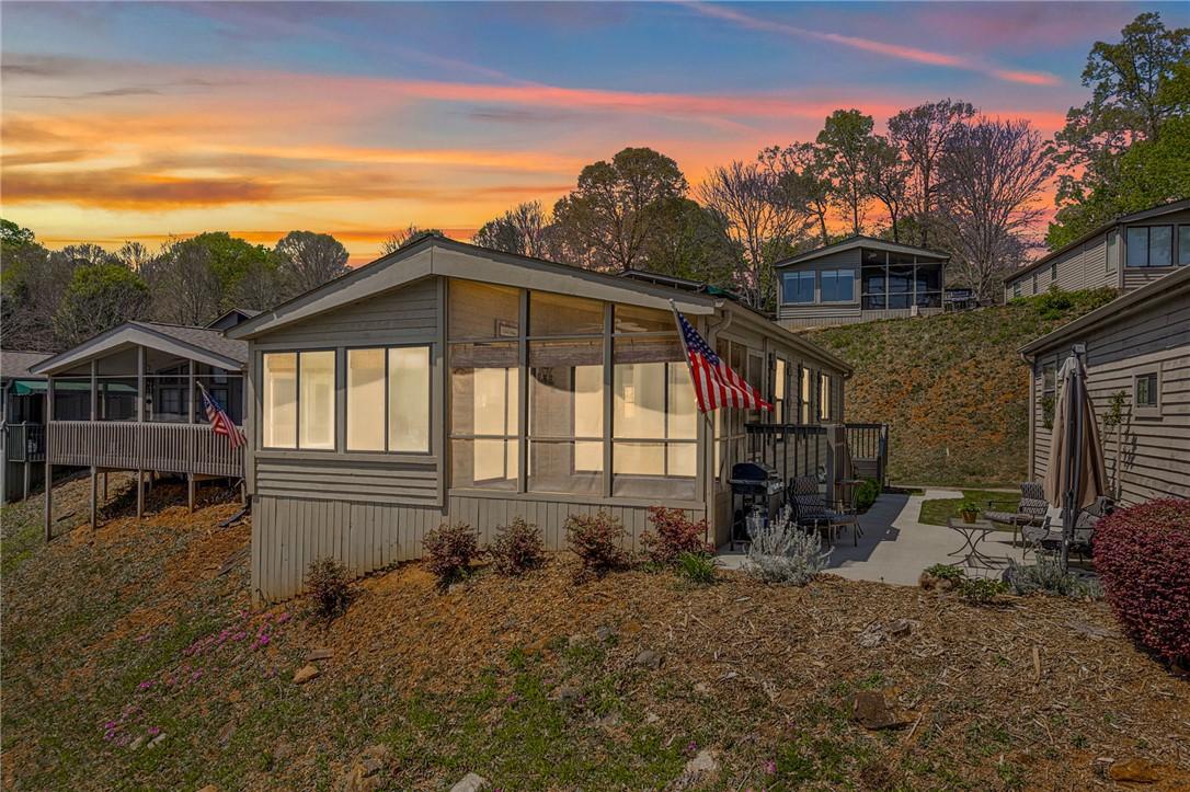 Image 2: This charming cottage offers comfortable outdoor l