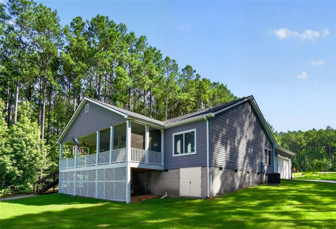 Image 3: An inviting screened porch with ample space overlo
