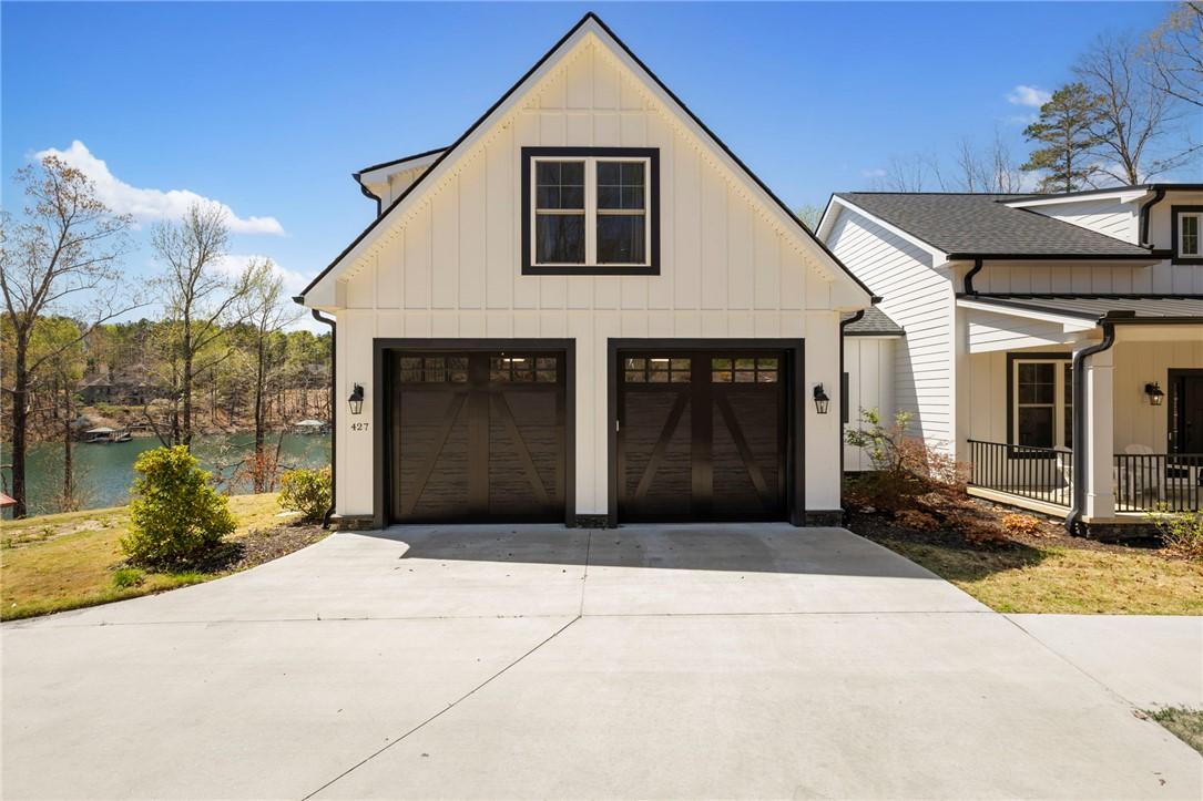 Image 4: Spacious 2-Car Garage