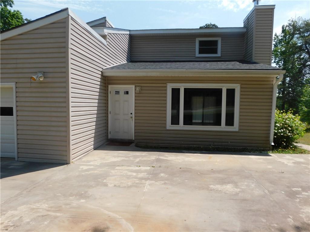 Image 2: A welcoming entry with ample parking, perfect for
