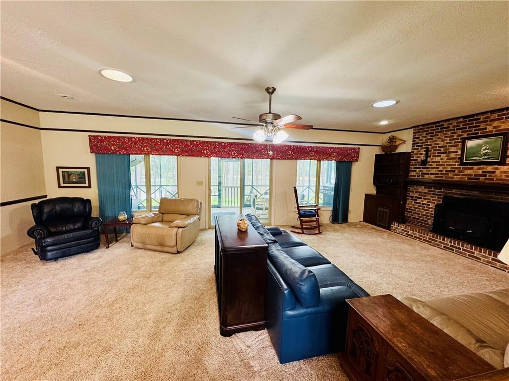 Image 3: LIVING ROOM