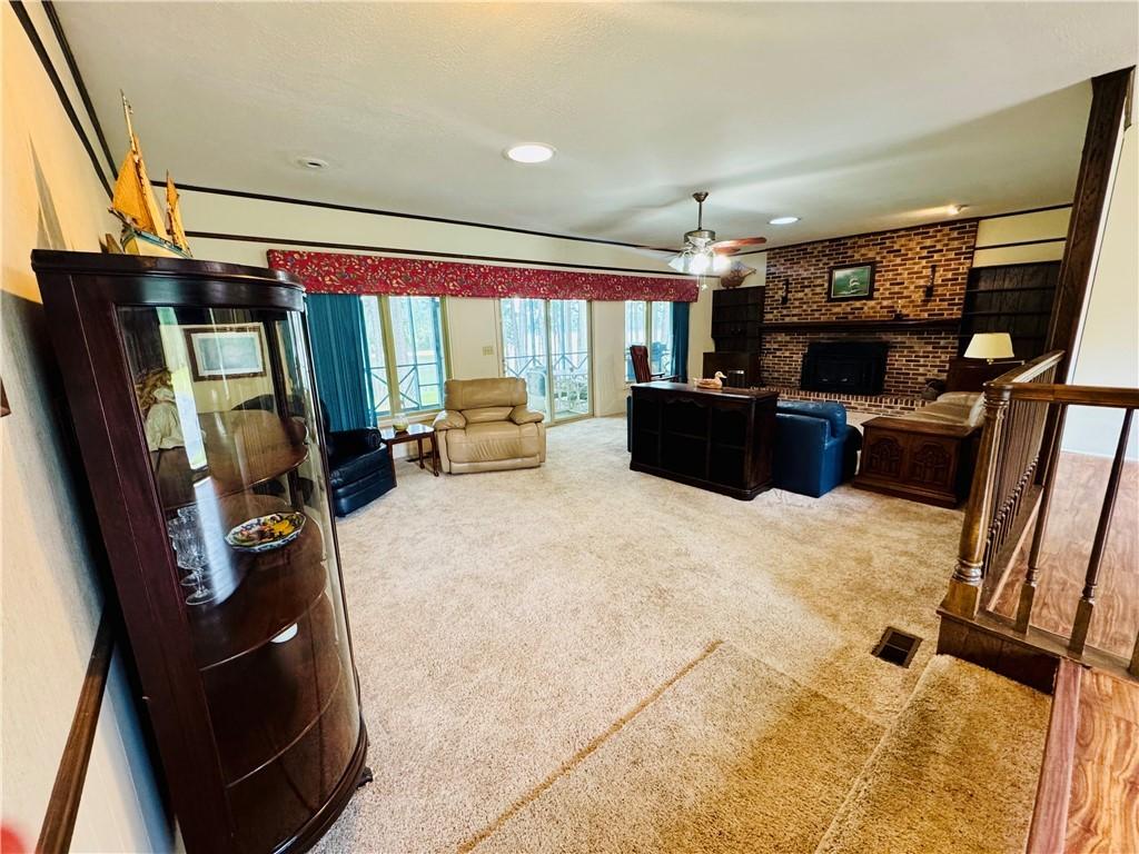Image 4: LIVING ROOM
