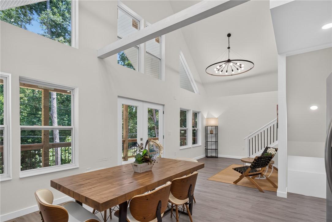 Image 4: Voluminous ceilings and generous window placement