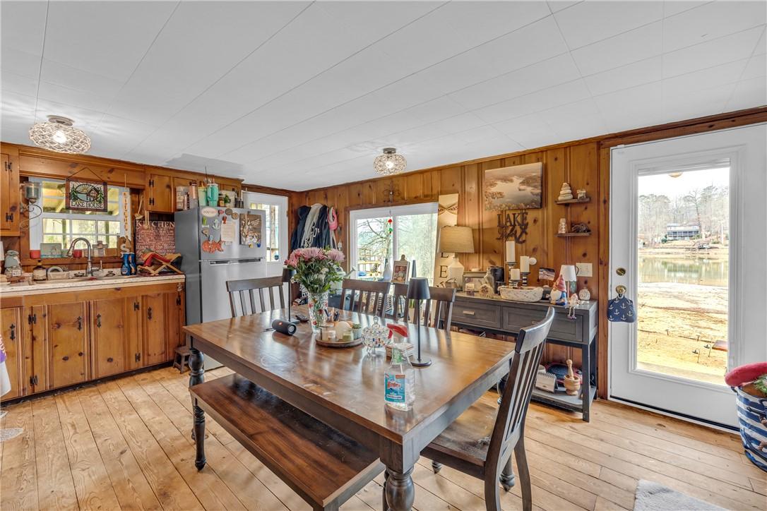 Image 3: Kitchen and dining area