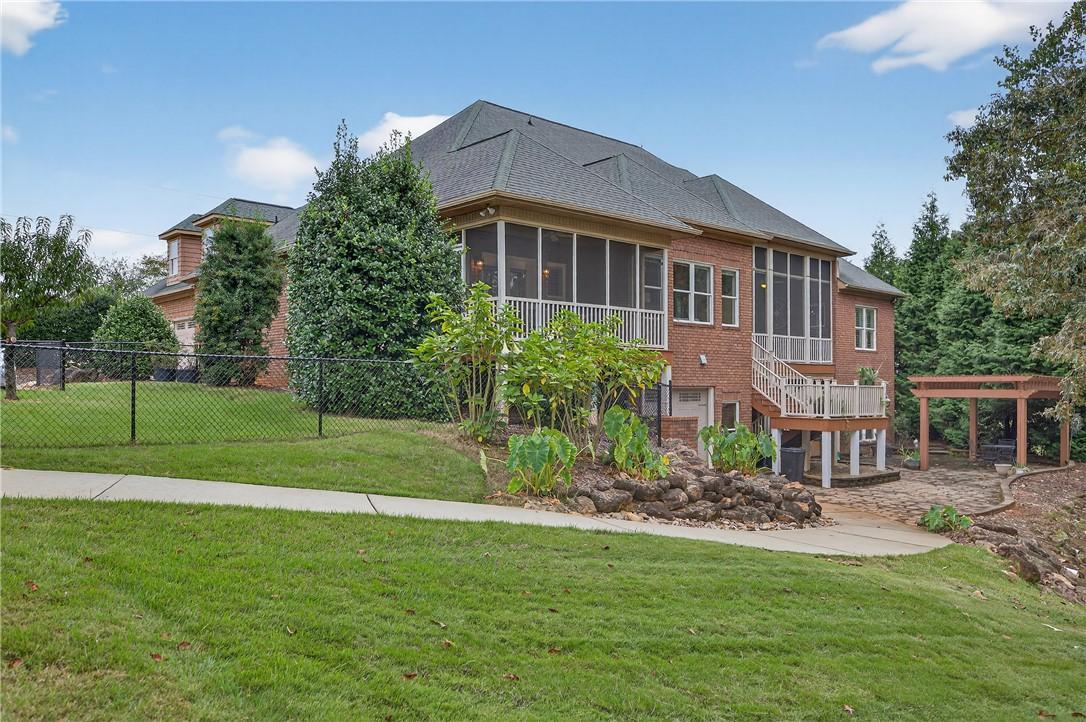 Image 3: Fenced Area to Side