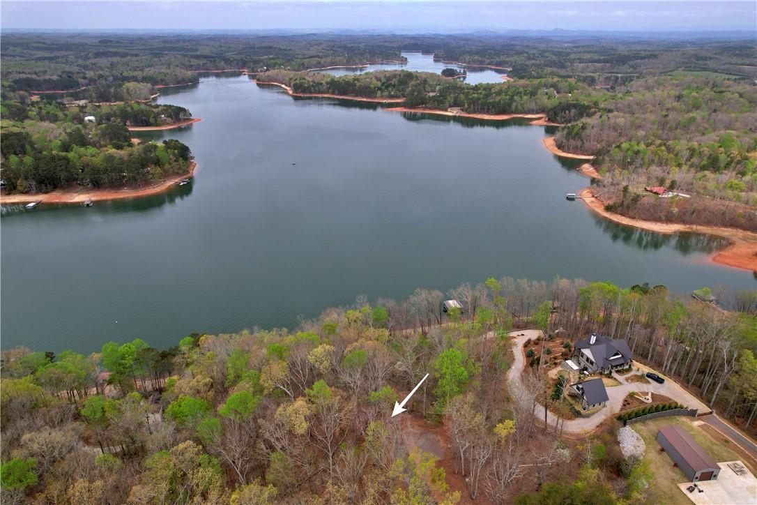 Image 4: This tranquil lakeside property boasts a prime loc