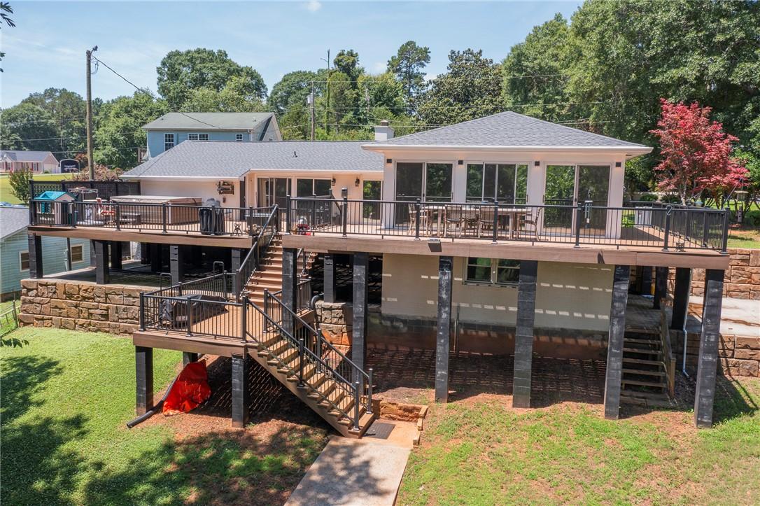 Image 2: Multi-level deck with expansive outdoor entertaini