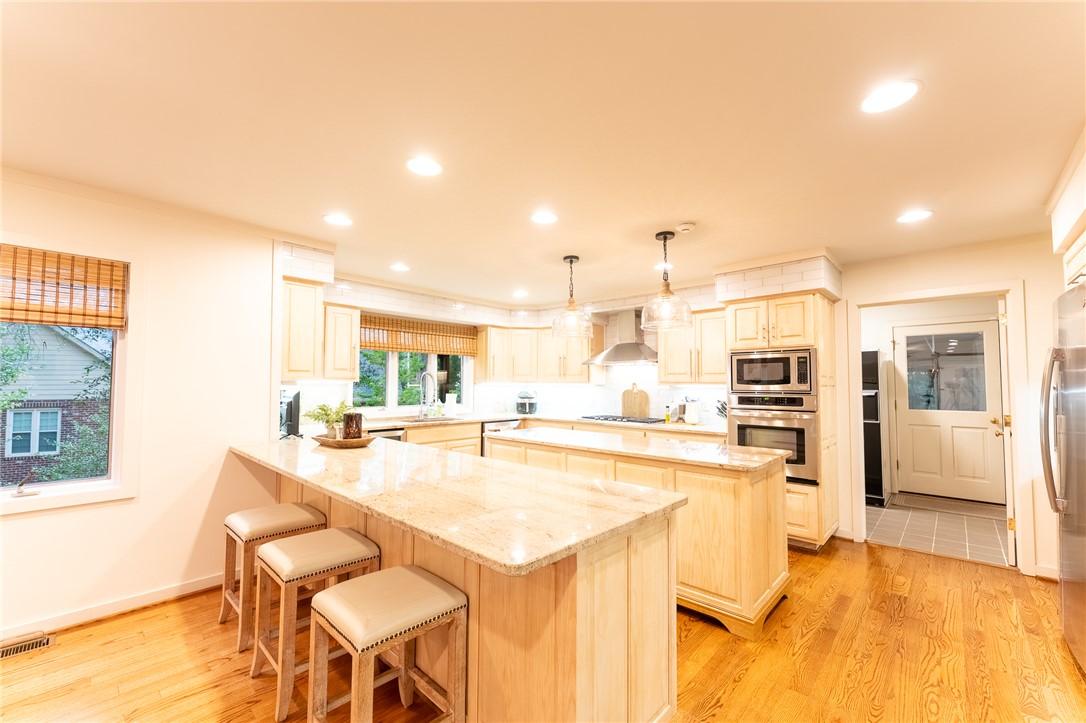 Image 4: A well-appointed kitchen showcasing light wood cab
