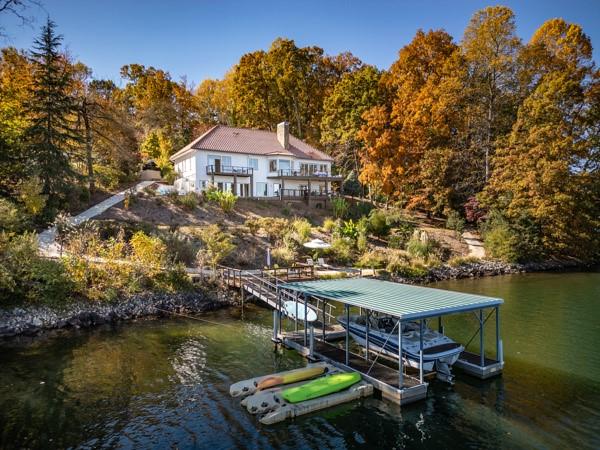 Image 2: Easy Access to the covered dock and waterfront dec