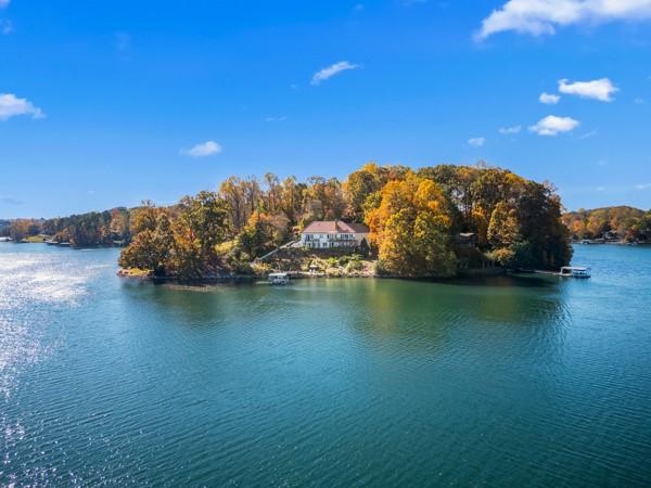 Image 3: Exceptional Views, Secluded Privacy and Convenient