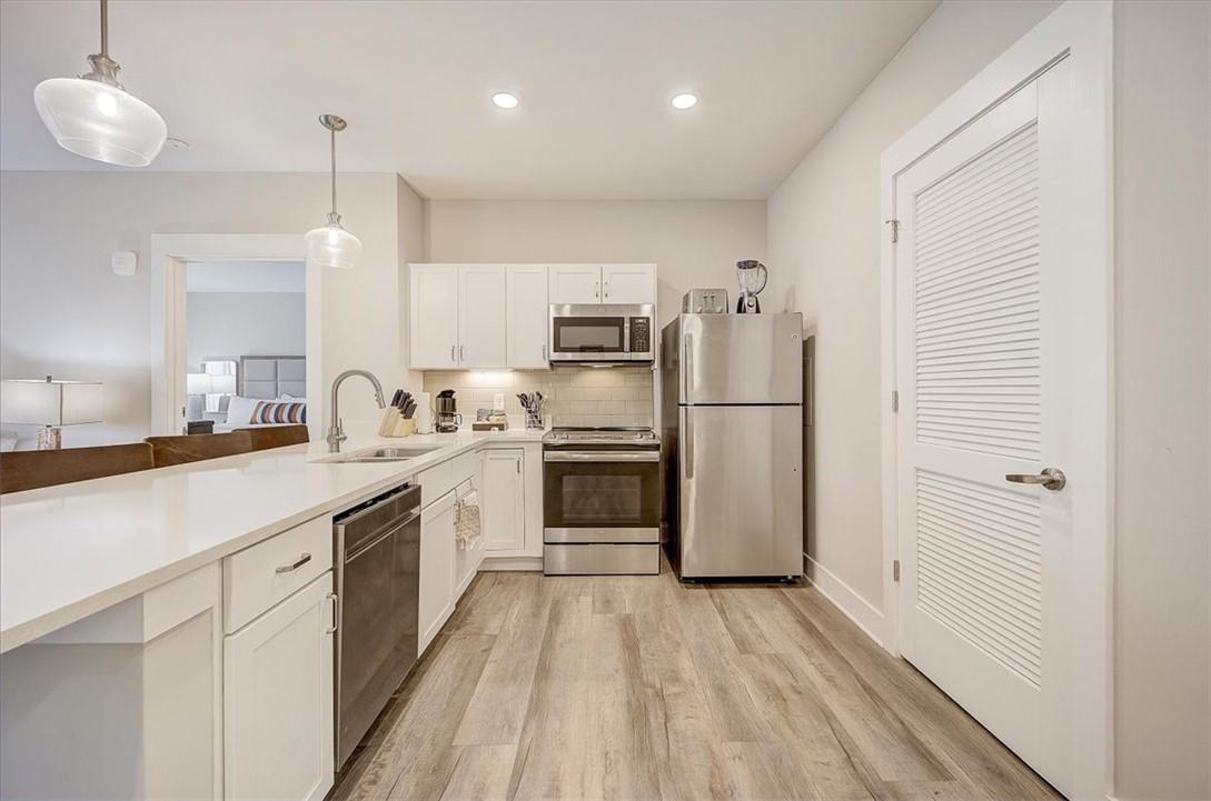 Image 4: Culinary delights await in this modern kitchen wit