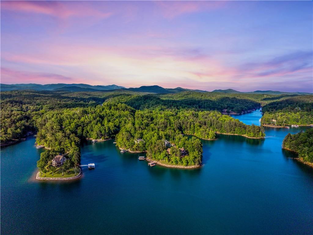 Image 2: This tranquil lakefront retreat offers unparallele
