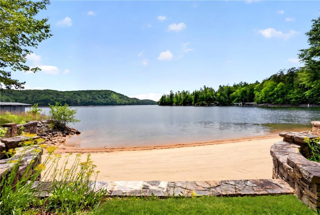 Image 3: This tranquil lakeside property offers a private s
