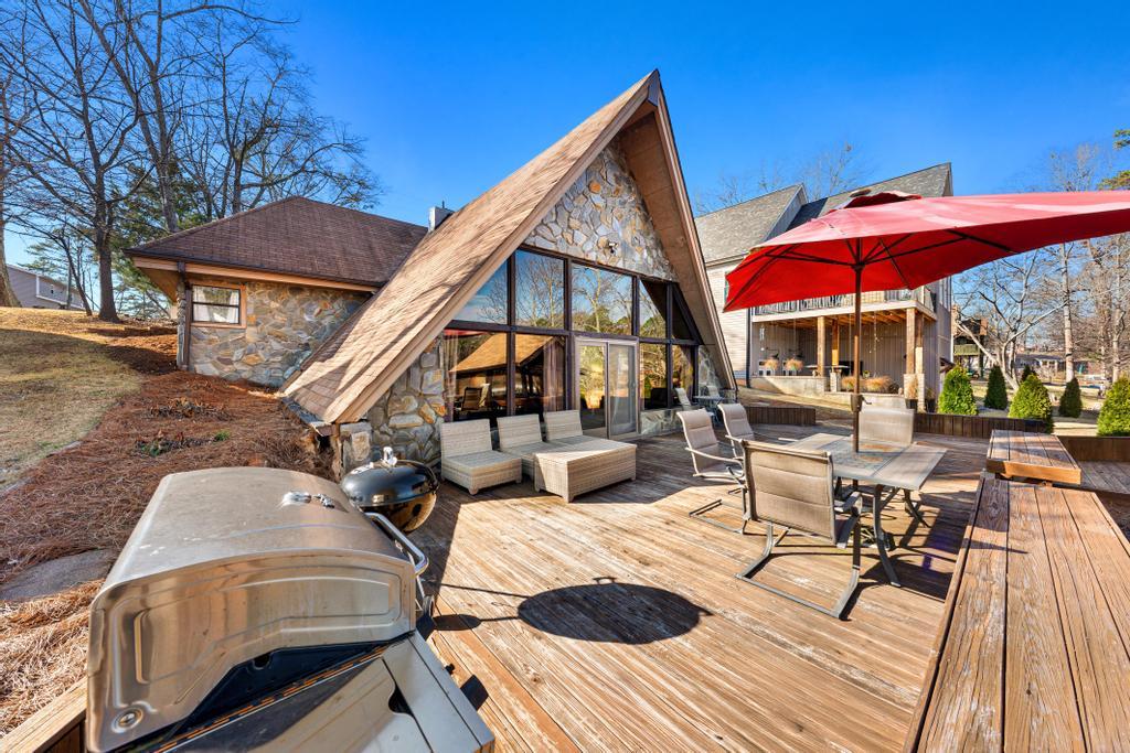 Image 4: An inviting outdoor deck provides the perfect sett