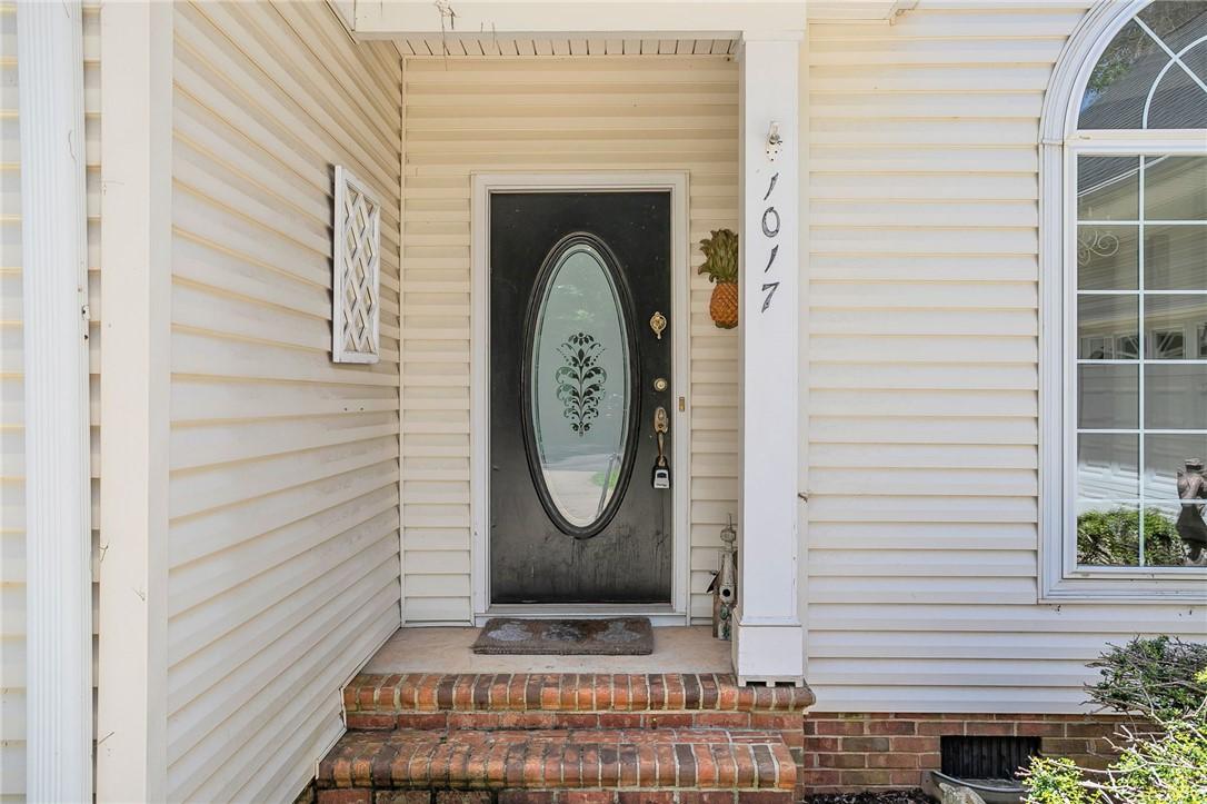 Image 4: A welcoming entry invites with a decorative oval g
