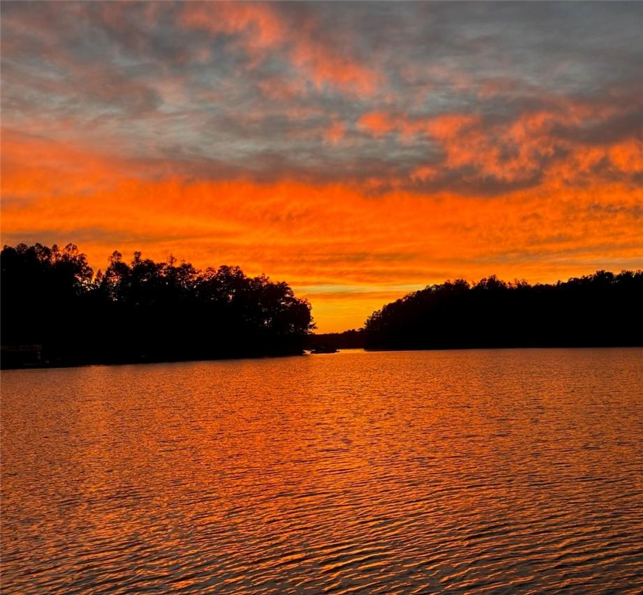 Image 4: Witness glorious sunsets from this tranquil lakefr