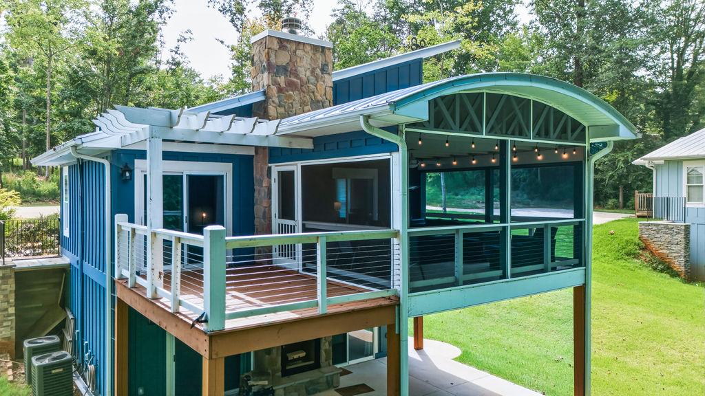 Image 4: Screened Porch off of the Living Room and Veranda