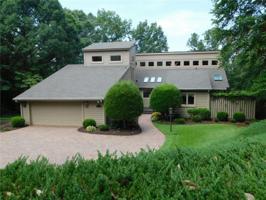 910 Lakecrest Drive