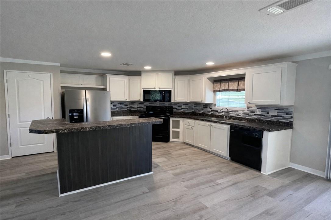 Image 4: This functional kitchen provides a bright and invi