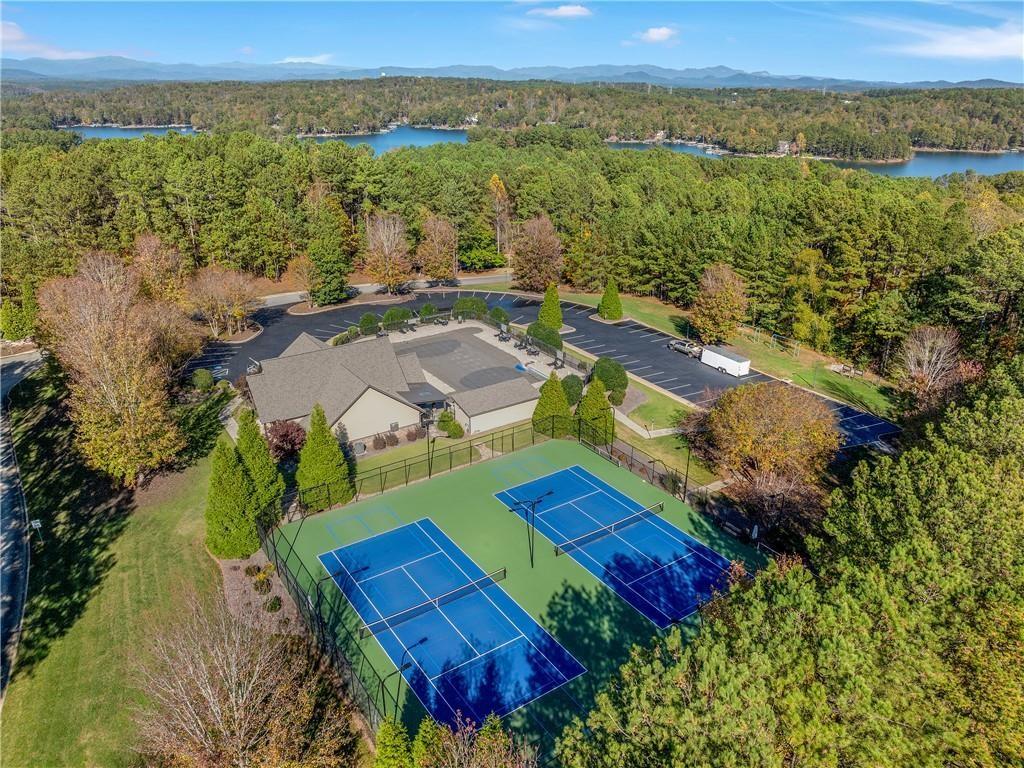 Image 2: Pool, Club house, tennis courts