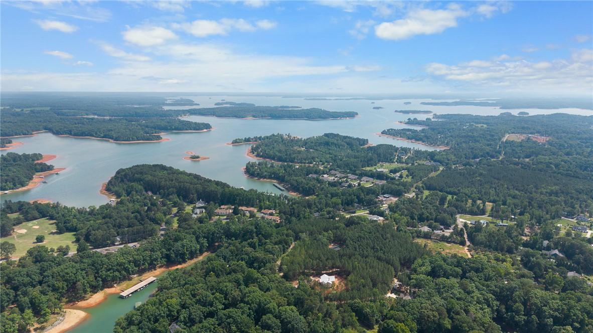 Image 4: Breathtaking panoramic lake views surround this ex