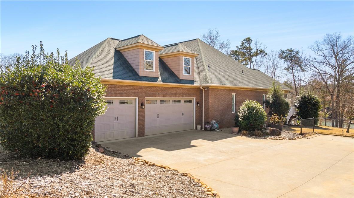 Image 2: 3 car garage