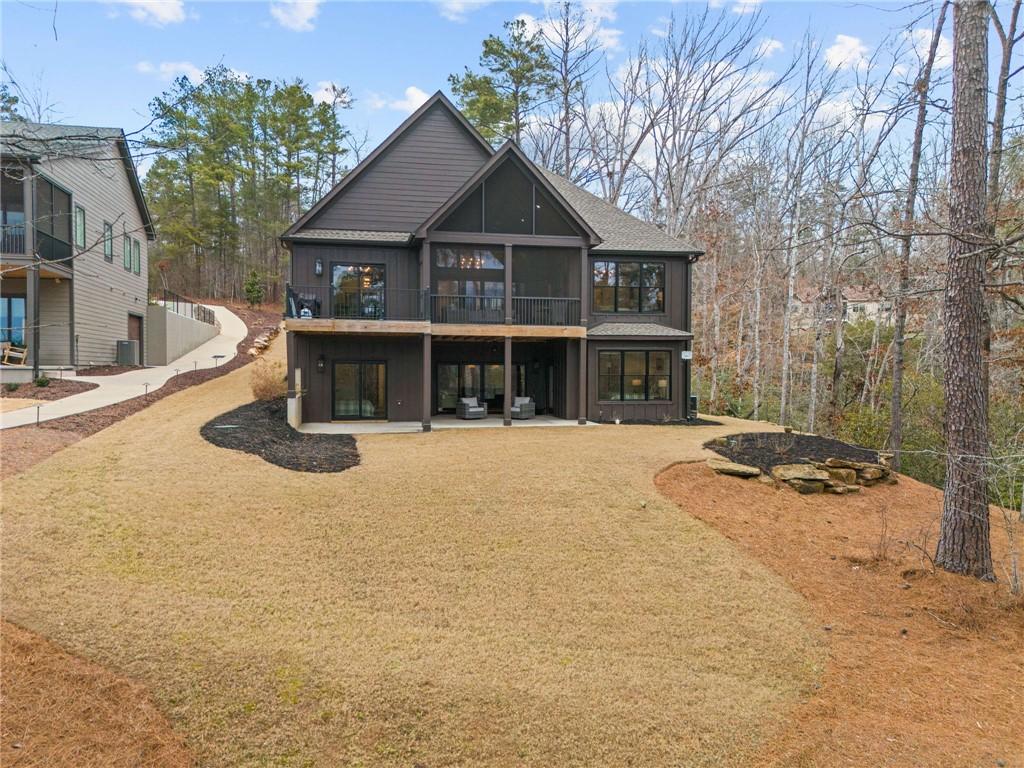 Image 4: Spacious Backyard