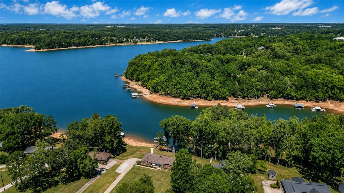 Image 2: This tranquil waterfront retreat offers serene lak