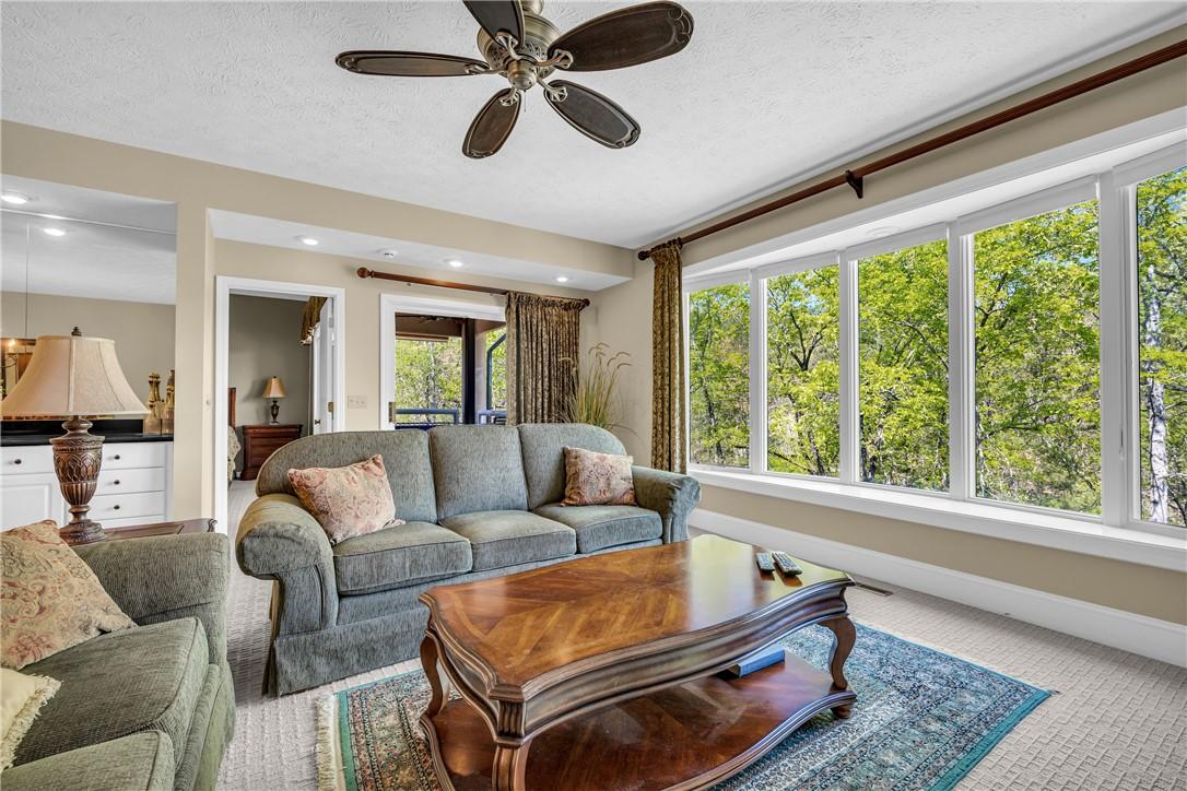 Image 3: Living room