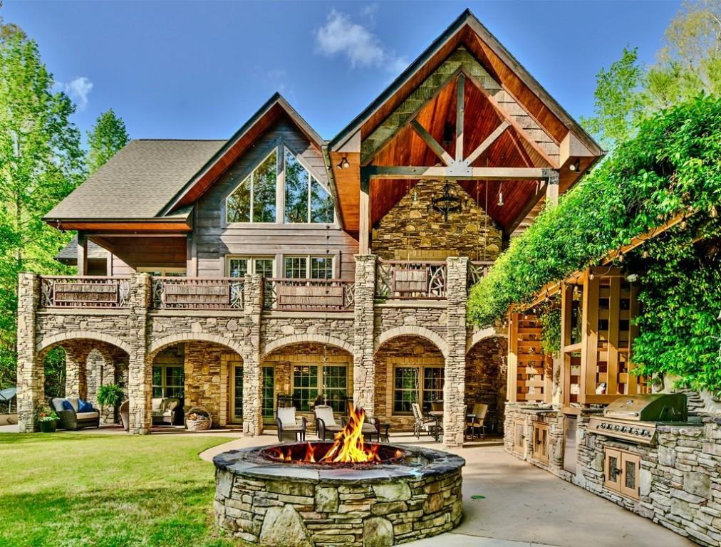 Image 4: Lakeside Entertainment Area