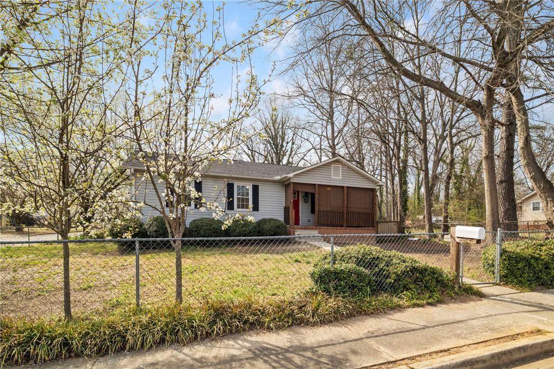 Image 1: Fenced in Front Yard