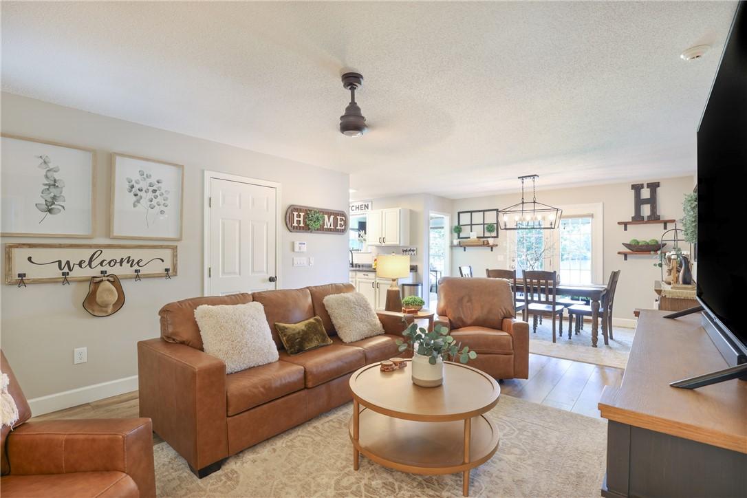 Image 3: Living area