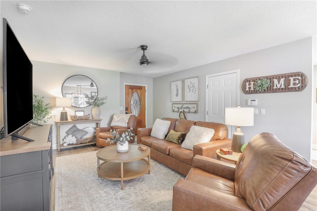 Image 4: Living area