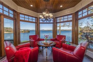 215 E Wynward Pointe Drive