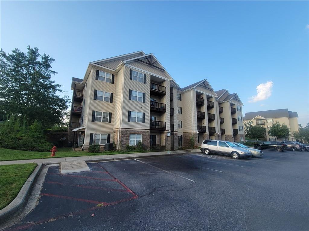 Image 1: Well-maintained complex offers contemporary living