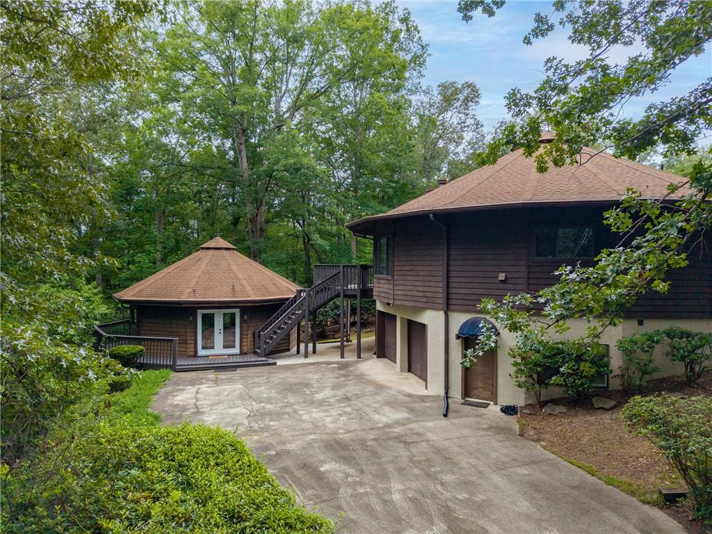 Image 4: A private 500-square-foot guest house with its own