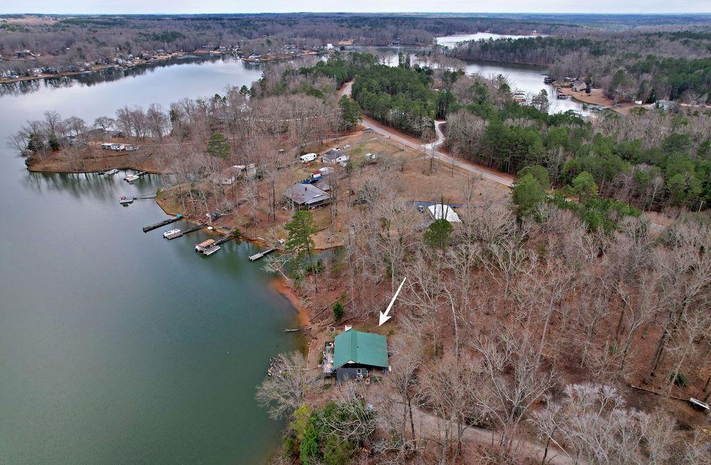 Image 3: This tranquil lakeside property offers serene wate