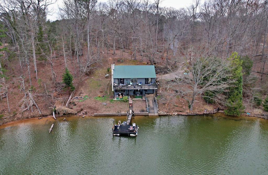 Image 4: This secluded lakefront retreat features a private