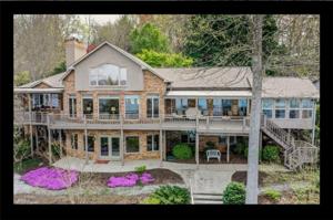 928 Lakecrest Drive