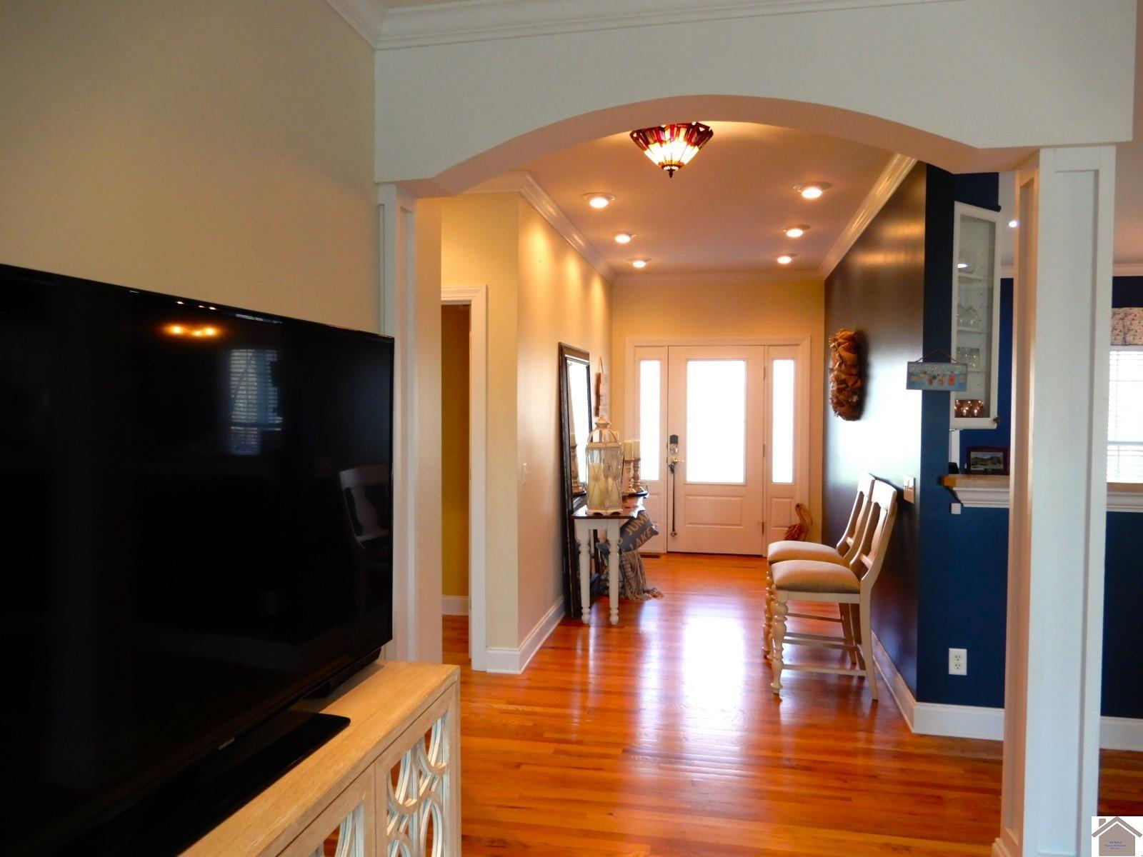 Image 2: BEAUTIFUL FOYER!