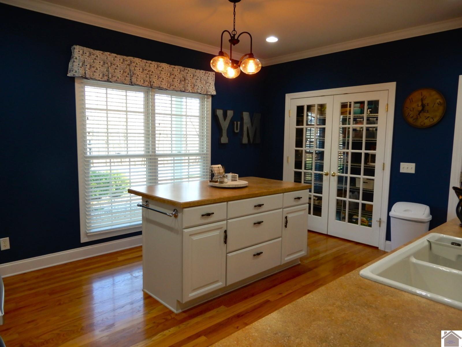 Image 4: SPACIOUS KITCHEN !