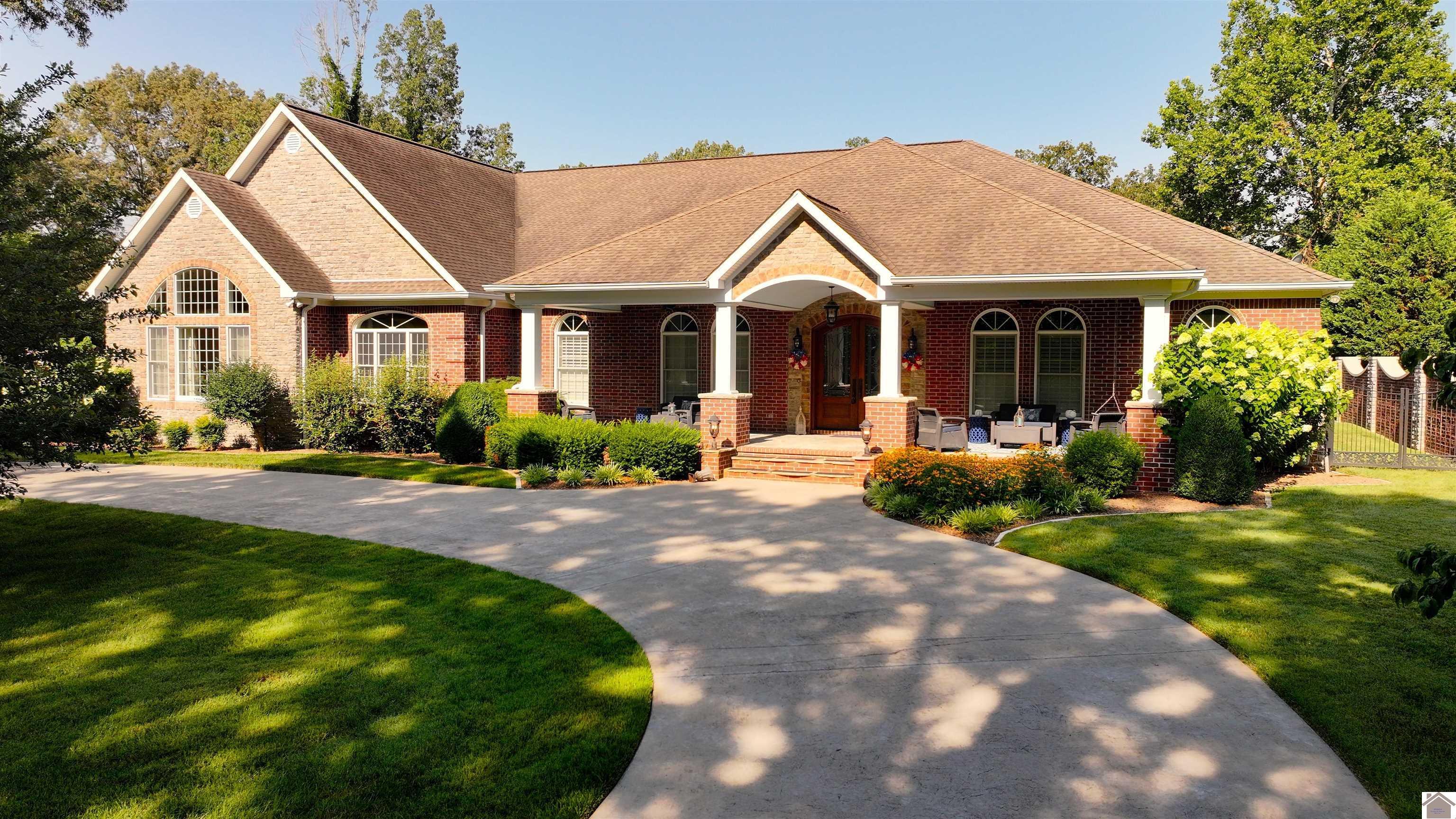 Image 1: STUNNING PROPERTY !