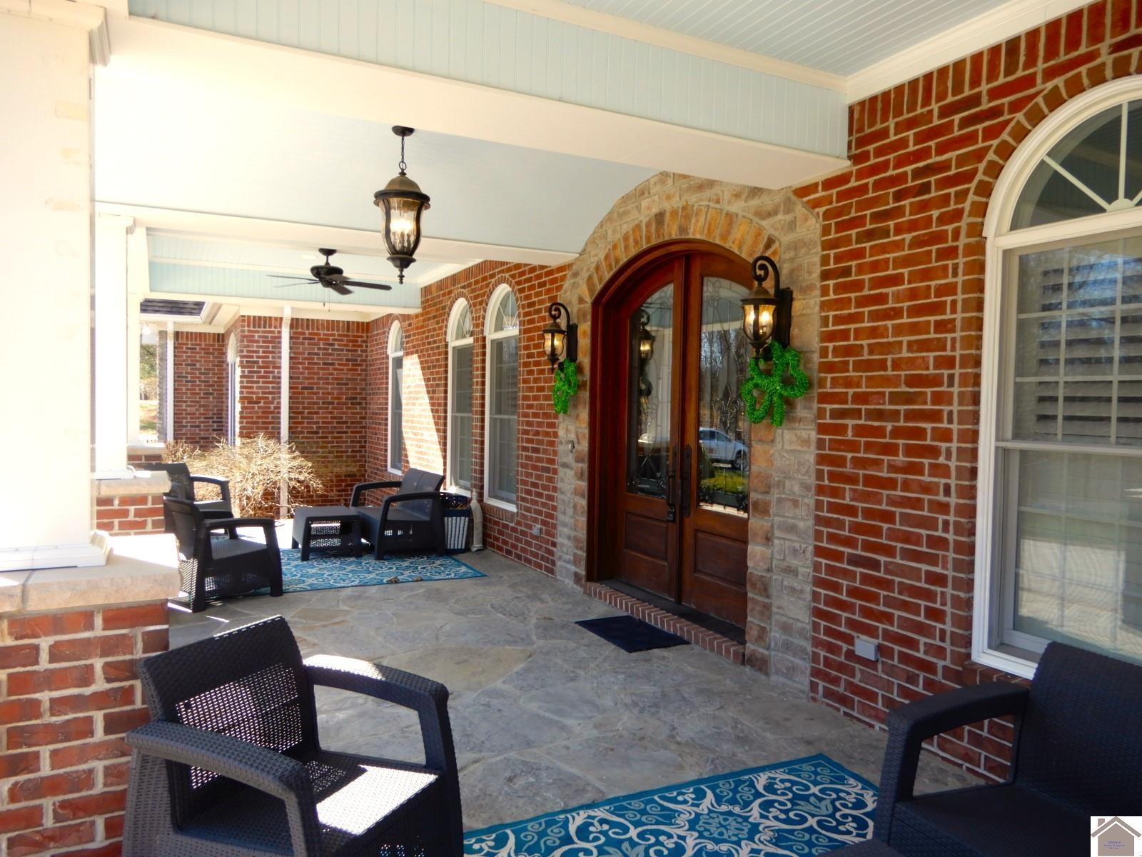 Image 2: FABULOUS FRONT PORCH